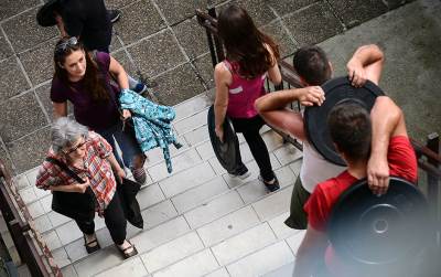  Ne bulji u telefon udariće te auto 