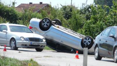  Vozilom udario ženu, pa se prevrnuo na krov 