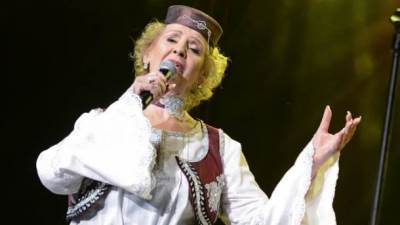  Lepa Lukić upala u rupu, završila u bolnici! 