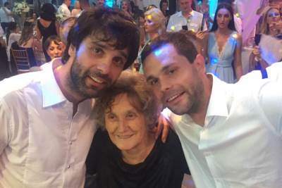  Miloš Teodosić svadba, fotografija braća i baka 
