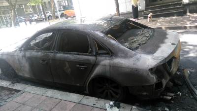   Zapaljen automobil Olivera Ivanovića! 