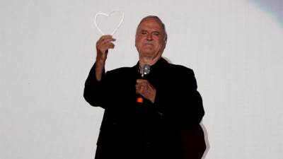  Džonu Klizu uručeno počasno Srce Sarajeva (FOTO) 