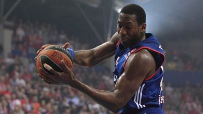  Efes pobedio Fener, na početku duge trke 