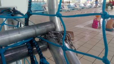  Vaterpolo klub Borac golovi vezani lancima na Gradskom olimpijskom bazenu FOTO, VIDEO 