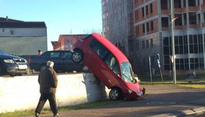  Automobil sletio s parkinga u Banjaluci FOTO 