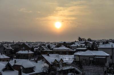  Pretežno sunčano, poledica na putevima 