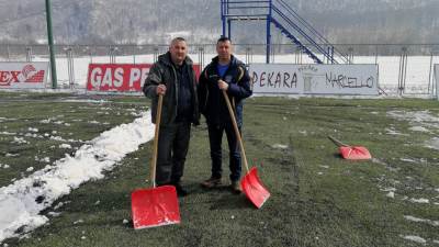  Stadion FK Krupa očišćen od snijega i spreman za FK Sarajevo (FOTO) 