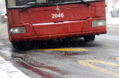  Prevrnuo se autobus, povrijeđeno troje 