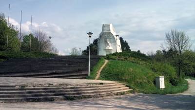  Zapalio plato spomenika na Banj brdu u Banjaluci 