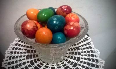  farbanje jaja u crveno 