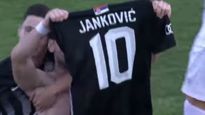  Zašto je Marko Janković pokazivao dres publici? 
