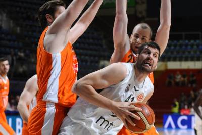  Peta pobeda Partizana, Metalac osvetlao obraz 