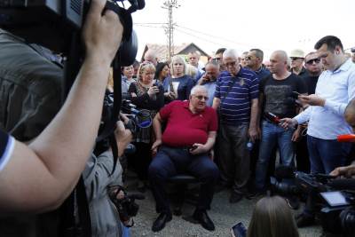  Šešelj završio u Jarku (FOTO,VIDEO) 