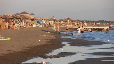  Vozilo sletjelo na plažu, mladić s teškim povredama prebačen u bolnicu 