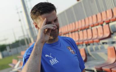  Mladen Krstajić poklonio stolice za zapadnu tribinu Slavenu iz Živinica 