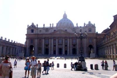  Muškarac automobilom probio kapiju u Vatikanu 