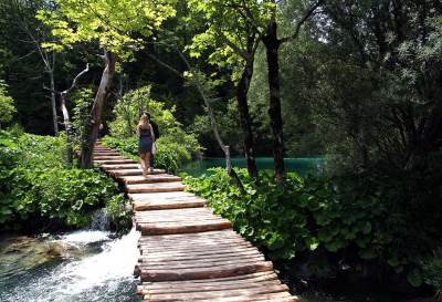  Užas na Plitvičkim jezerima: Devojka upala u ambis 