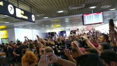  Pesma navijača Zvezde na aerodromu 