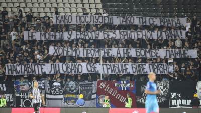  Navijači Partizana okupljeni na južnoj tribini poslali poruku upravi kluba. 
