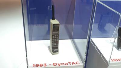  Prvi i poslednji mobilni telefon na istoj slici 