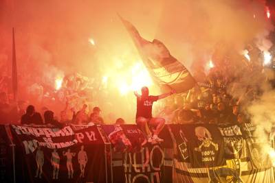  Navijaci-Partizana-divljali-u-Strahinjica-bana 