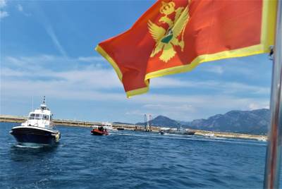  Na crnogorskoj zastavi uz krst i polumesec? 