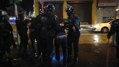  Policija "očistila" trg, nekoliko osoba uhapšeno 