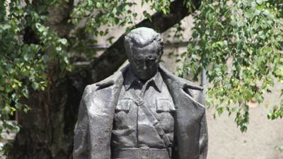  Cvijeće na Titovoj bisti u Sarajevu 