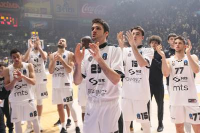  Navijaci-Grobari-na-treningu-KK-Partizan-posle-poraza-od-Ritasa 