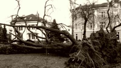  IZ NAFTALINA: Noć kada je vjetar obarao pješake po Banjaluci 