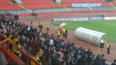  Vojvodina - Partizan - Navijači jajima gađali upravu 