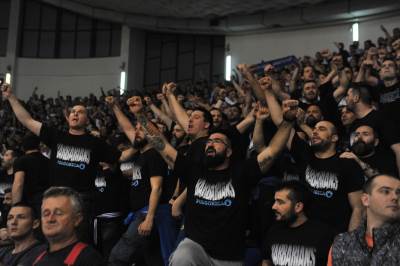  Navijači Budućnosti budili košarkaše Crvene zvezde 