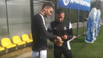  Vaskrs FK Partizan - Zoran Tošić i Saša Zdjelar tucanje jaja VIDEO 