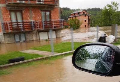  Klizišta i poplave obustavljaju saobraćaj 