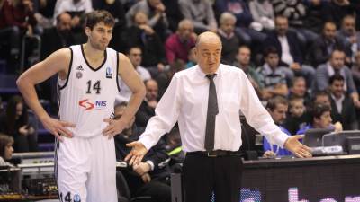  Dusko-Vujosevic-raduju-ga-pobjede-Partizana 