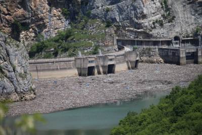  Zaštitna mreža i plutajući otpad akumulaciono jezero Bočac 