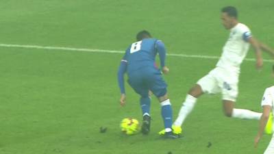  VIDEO: Prvi minut, čist penal za Zvezdu - nedosuđen! 