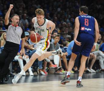  Kosarkasi-Litvanije-Domantas-Sabonis-i-Marius-Grigonis-trovanje-hranom-pred-SP 