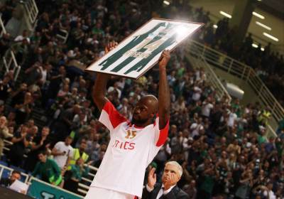  Dzejms-Gist-dobio-poklon-od-Panatinaikosa-na-debiju-za-Zvezdu 