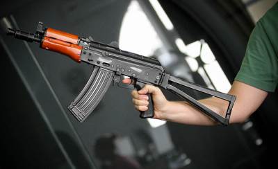  Pucao u centru sela, prvo iz pištolja pa automatske?! 