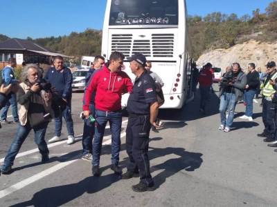  Zajednicka-fotka-na-Jarinju-Vladan-Milojevic-i-policajac 