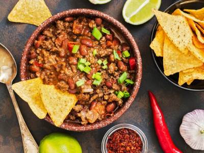  Domaći čili sa mlevenim mesom i pasuljem 