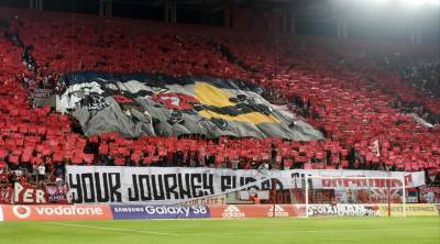  Tuca-navijaca-Olimpijakosa-i-Bajerna-utakmica-omladinske-Lige-sampiona-Huligani-na-terenu 