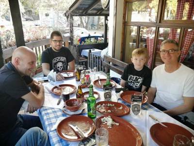  Navijači Nots Kauntija bodre Partizan protiv Mančester junajteda 