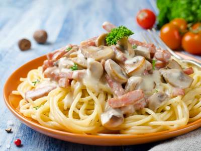  Ukusan, bogat ručak gotov za pola sata: Špageti sa pečurkama i slaninom 