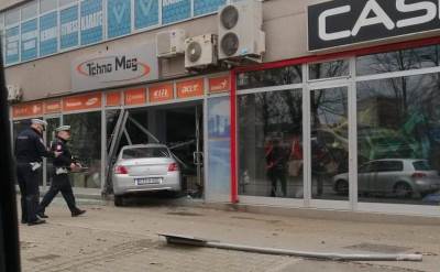  Automobilom se zabila u izlog 