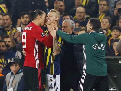  Zlatan-Ibrahimovic-i-Simon-Kjer-hvatanje-za-vrat-Fenerbahce-Mancester-junajted-AC-Milan 