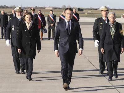  Makron evakuisan iz pozorišta, uhapšen novinar 