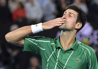  Novak-Djokovic-potpis-zastava-Srbija-je-vecna-dok-su-joj-deca-verna-Australijan-open-2020-VIDEO 