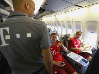  Pep-Gvardiola-Manuel-Nojer-golman-sredina-terena 